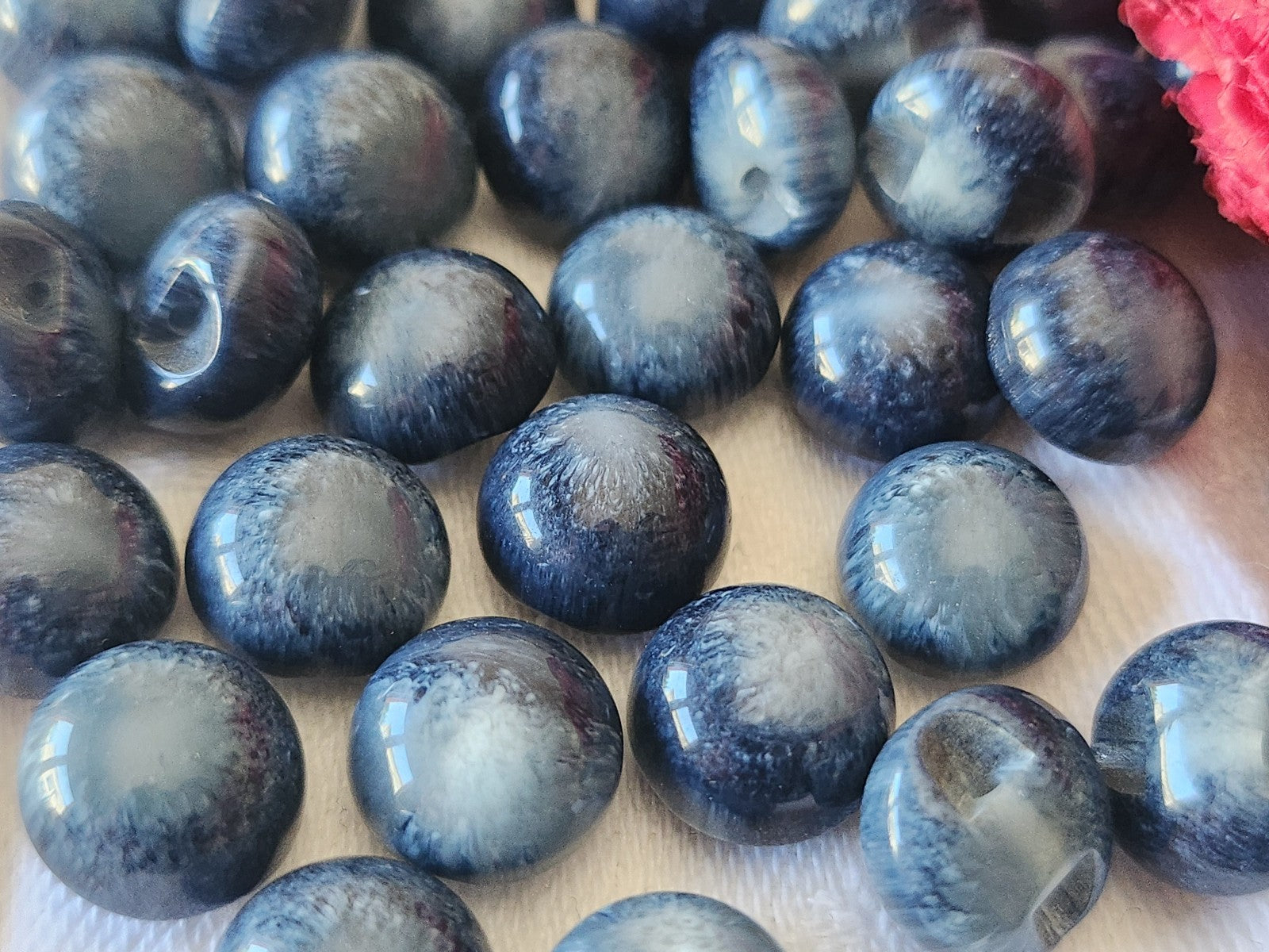 Lot 20 boutons vintage petits bleu foncé 1,1 cm pied bombé ref  5074