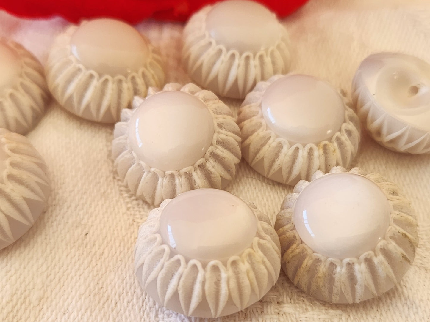 Lot 9 boutons vintage dôme blanc bord texturé  pied 1,7 cm ref 60741