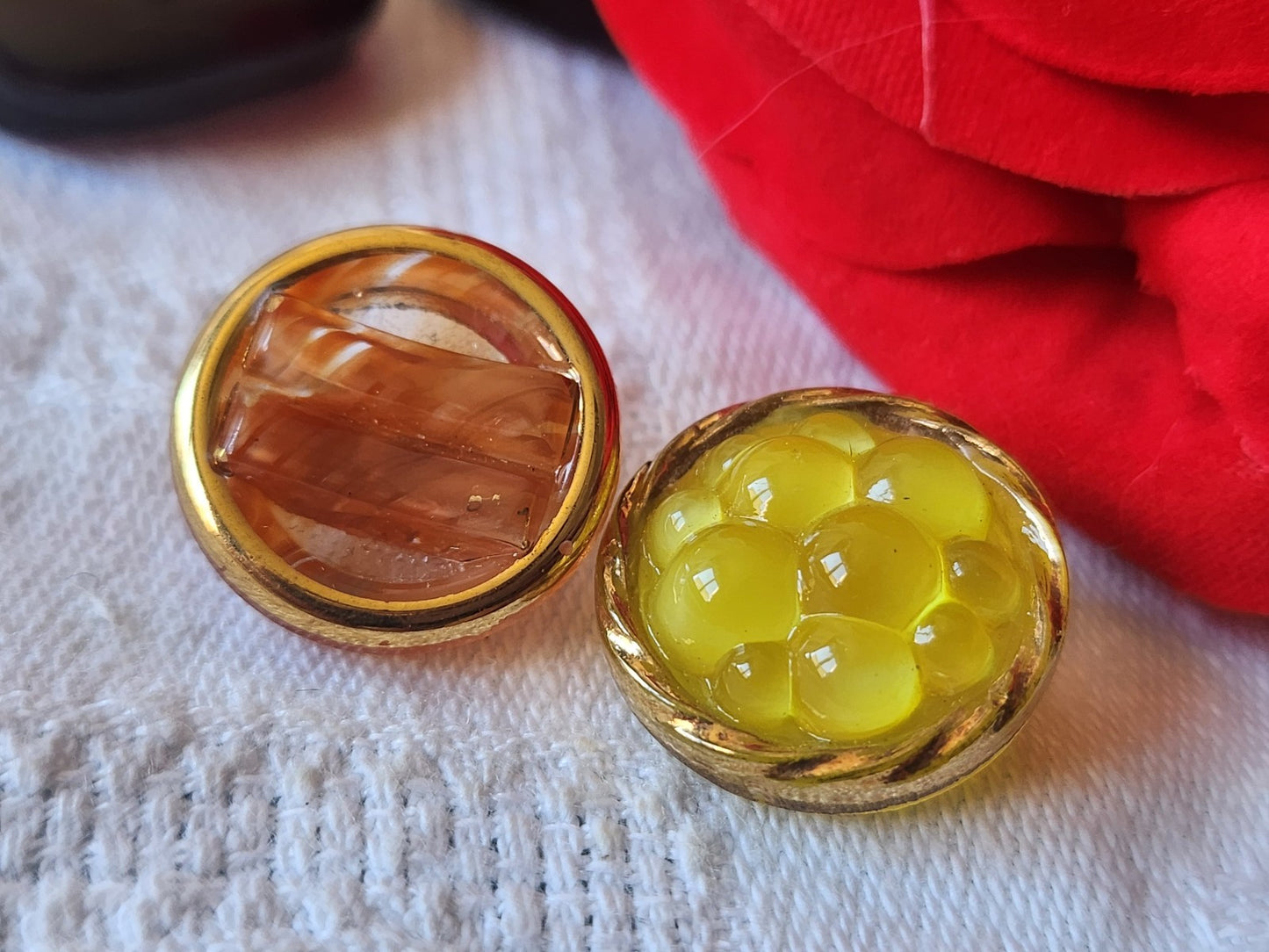 Duo boutons anciens en verre  jaune orange  vintage 1,7 et 1,8 cm D11D