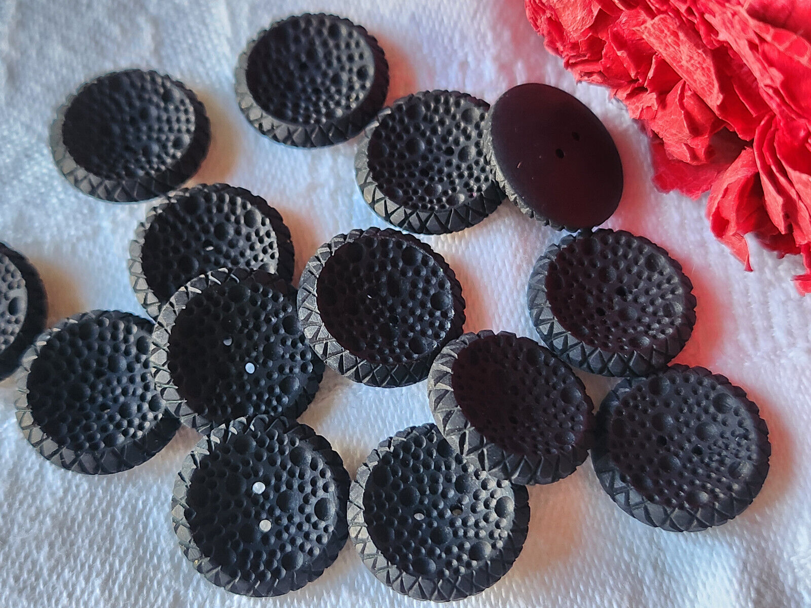 Lot 14 boutons vintage  noir  alveole dentelle relief 1,5 cm ref 5757