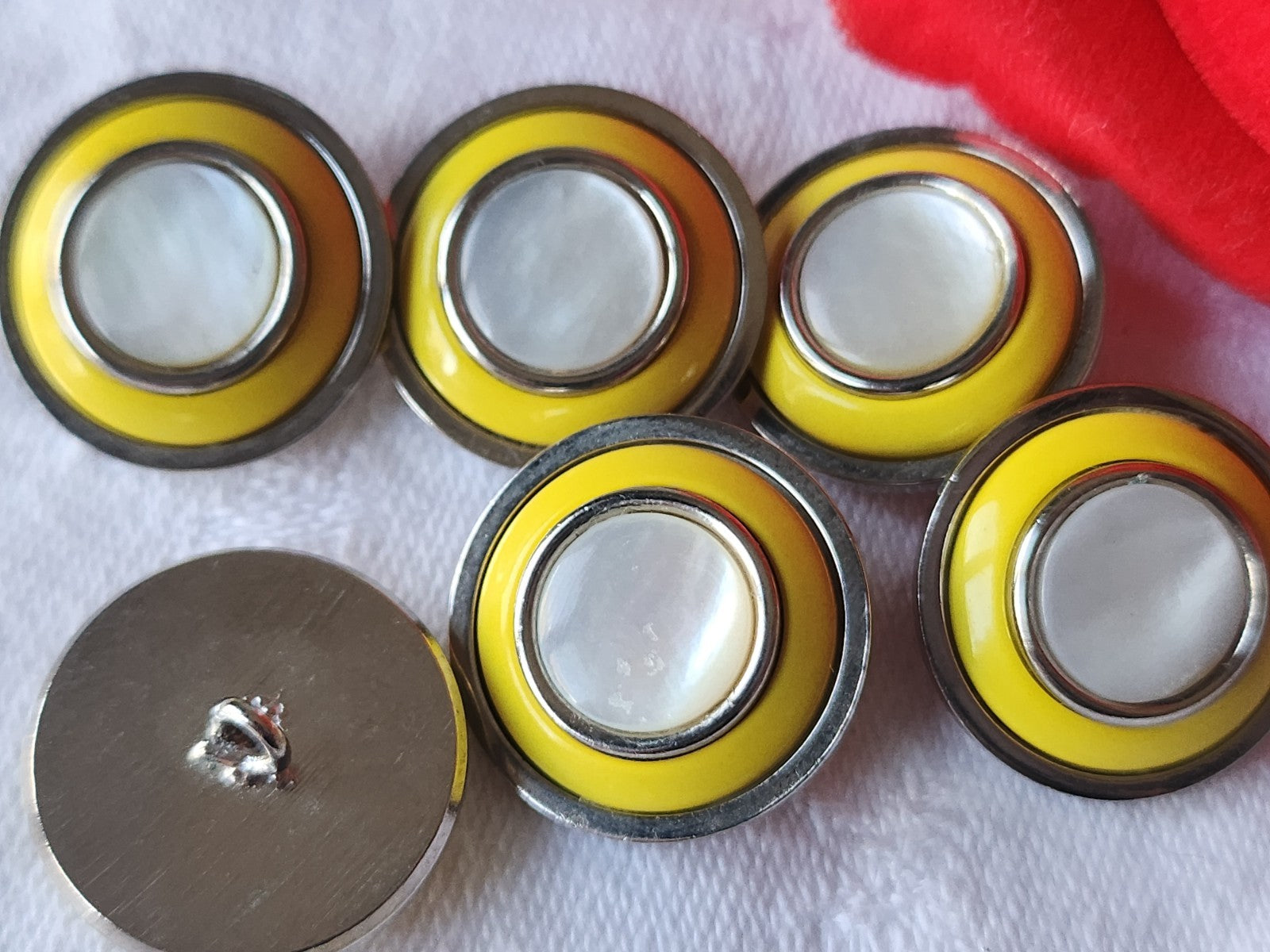 Lot 6 boutons anciens en metal coeur en nacre jaune 1,7 cm ref 3928