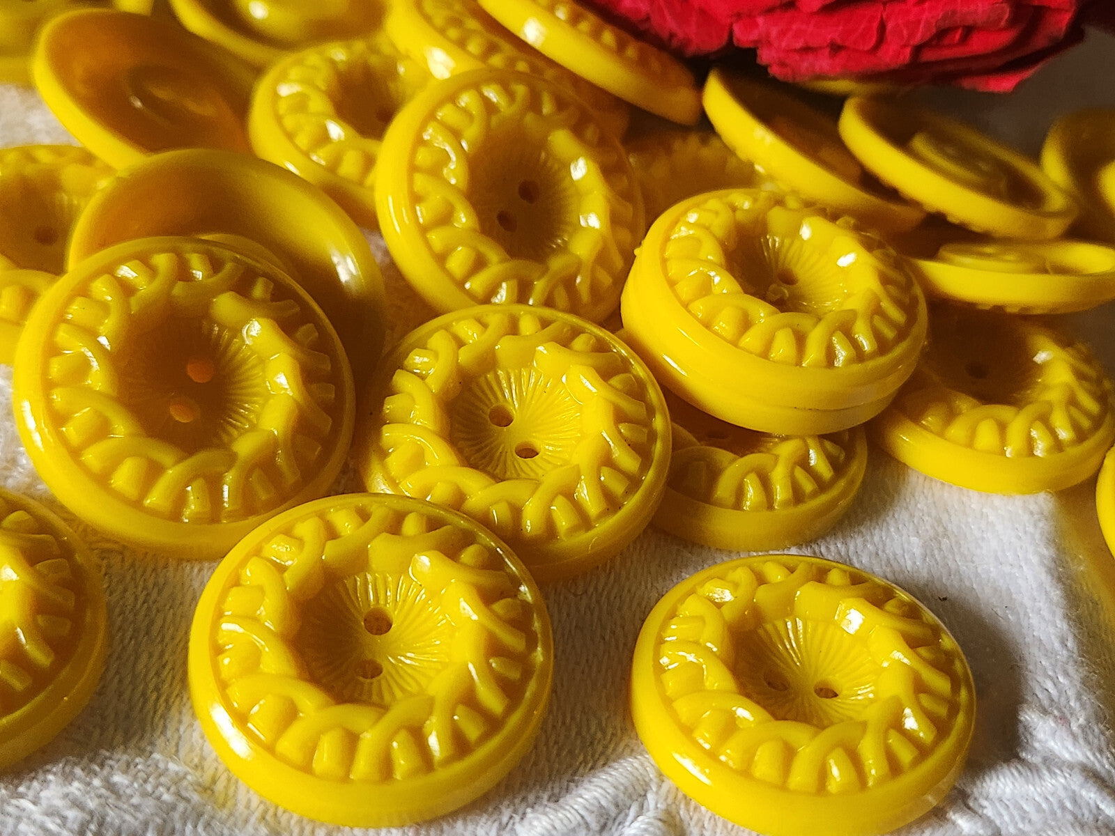 Lot 10 boutons vintage jaune travaillé  2,3 cm ref 4927 manufacture moyenne