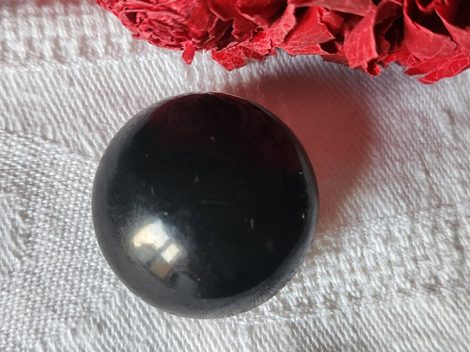 Bouton ancien en celluloid noir bombé  2,5 cm D10J