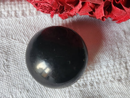 Bouton ancien en celluloid noir bombé  2,5 cm D10J
