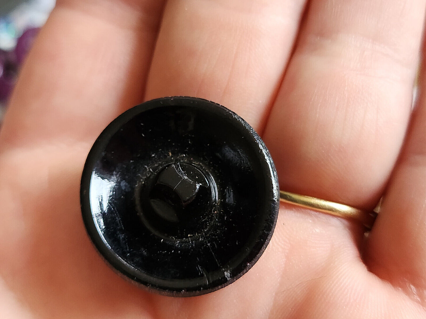 Bouton ancien en verre noir doré légèrement ovale 2,5 sur 2,6 cm D10L