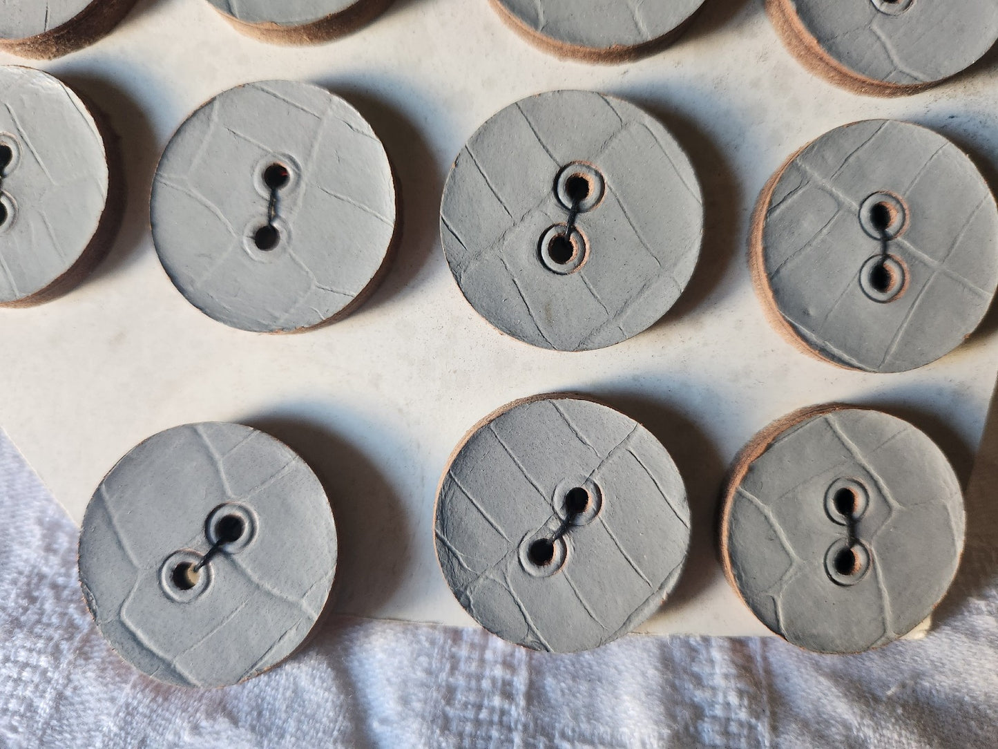 Plaque de 11  boutons anciens en cuir gris gros 2,8 cm à trous