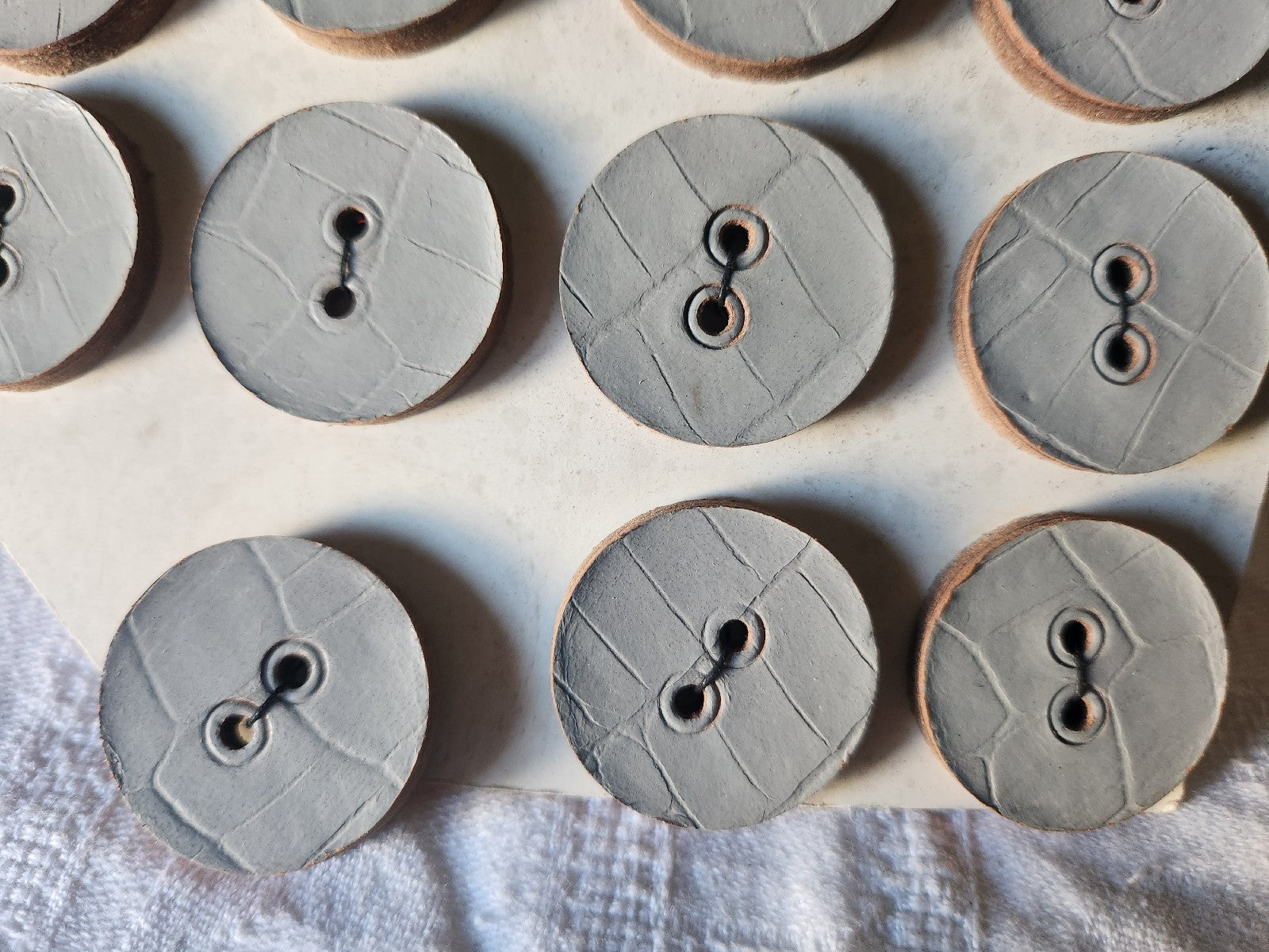 Plaque de 11  boutons anciens en cuir gris gros 2,8 cm à trous