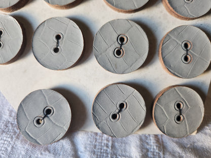 Plaque de 11  boutons anciens en cuir gris gros 2,8 cm à trous