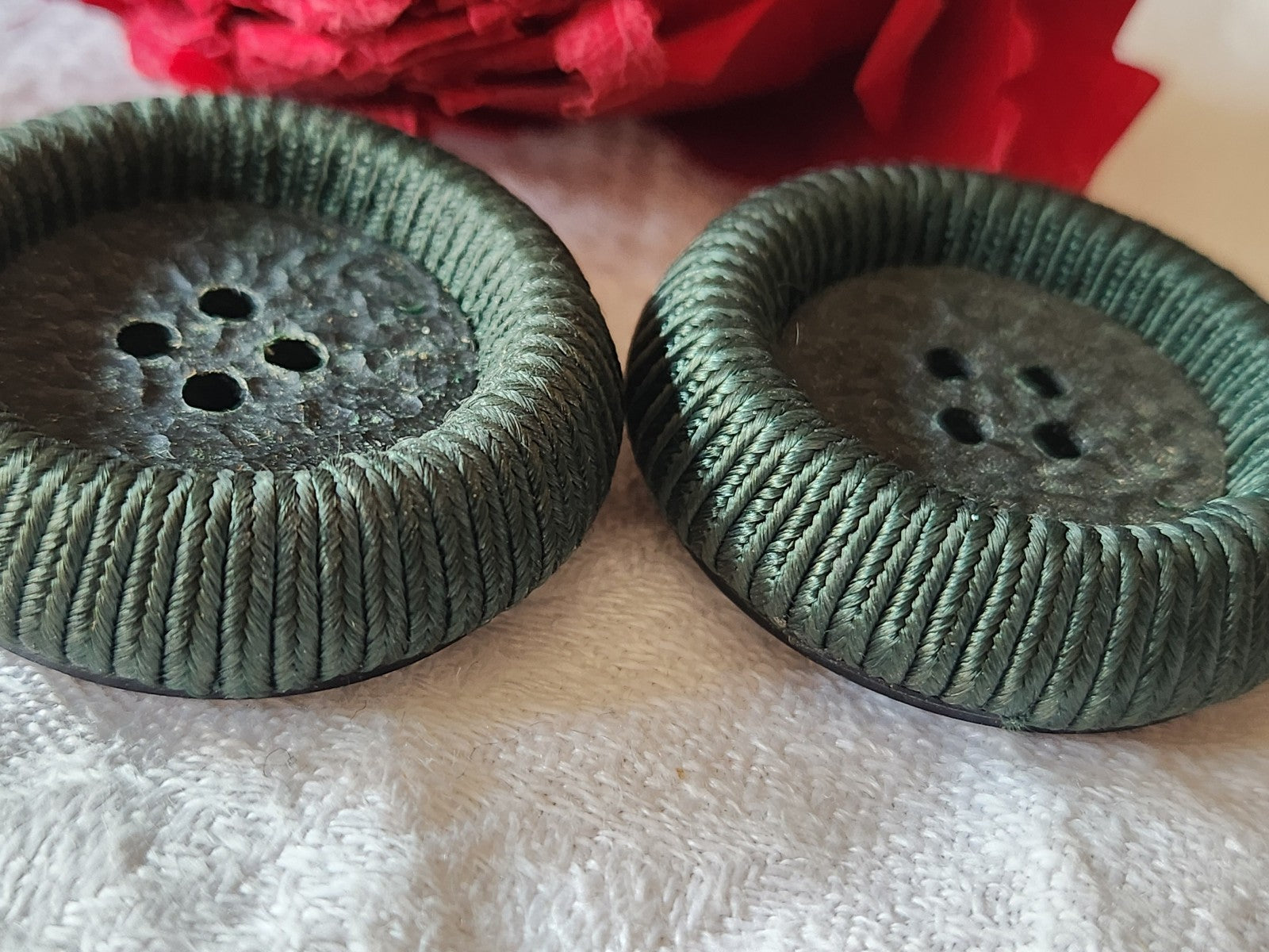 Duo énormes boutons anciens passementerie vert trous 3,8 cm ref 3080