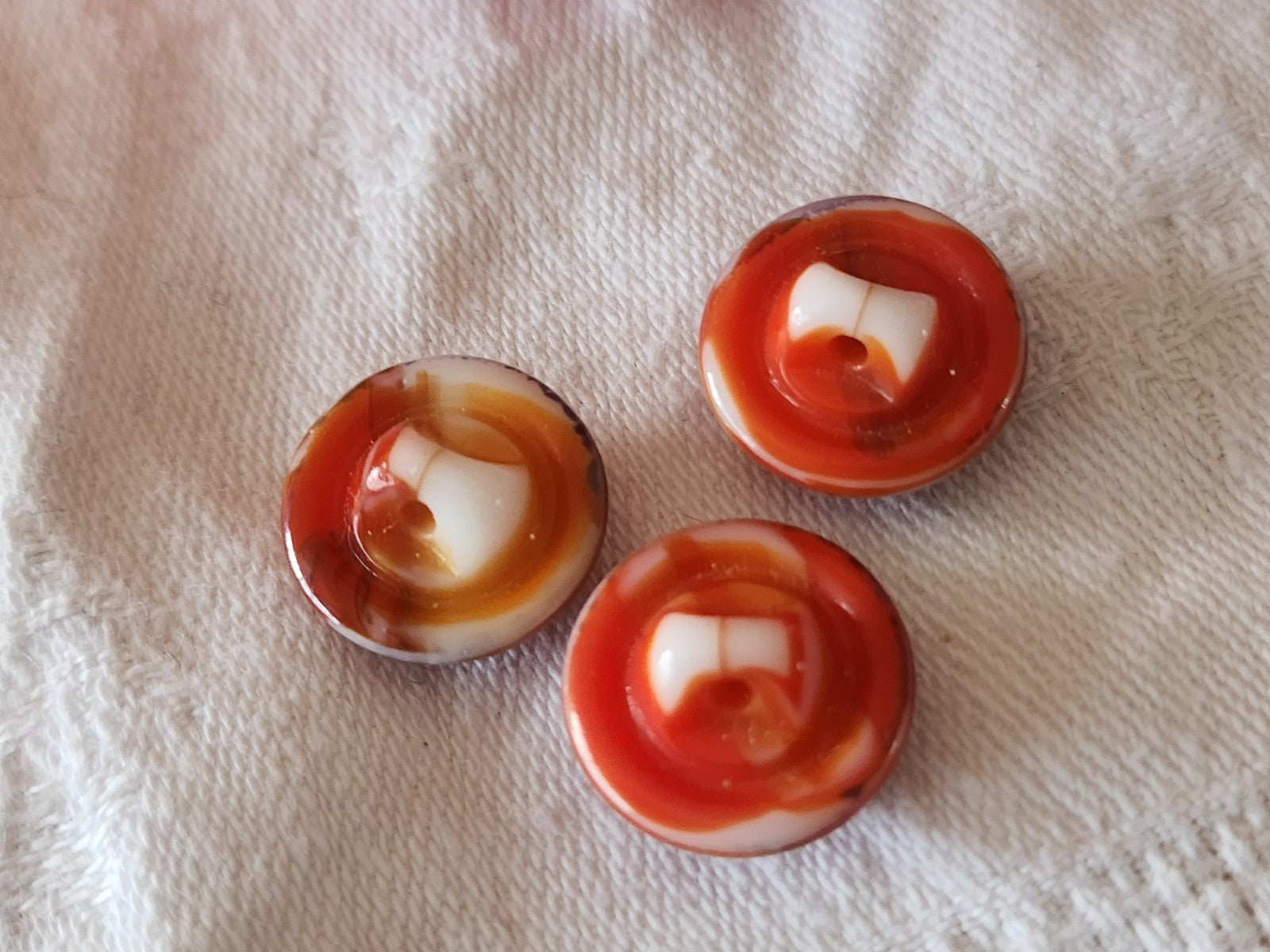 Trio  boutons vintage en verre rouge marbré 1,5 cm ancien G18B