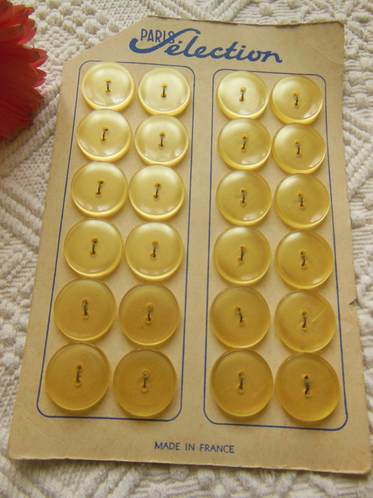 Plaque  24 boutons anciens jaune effet iminacre 2,1 cm 2 trous couture T18