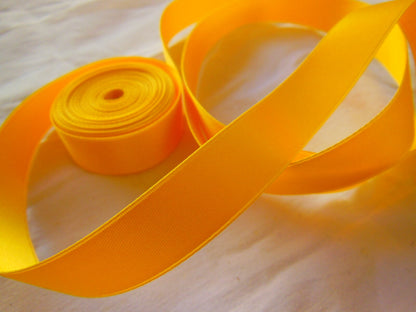 Ruban ancien satin jaune double face 4 mètres 50 sur 1,6  cm T1-3
