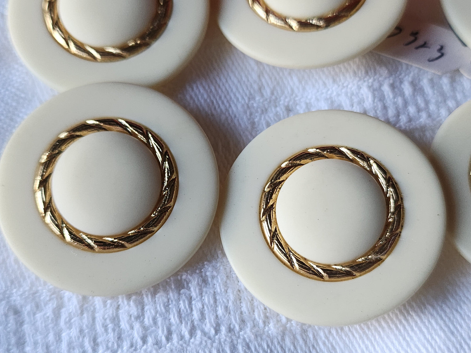Lot 6 gros boutons vintage créme doré pied mat leger 3 cm ref 5683