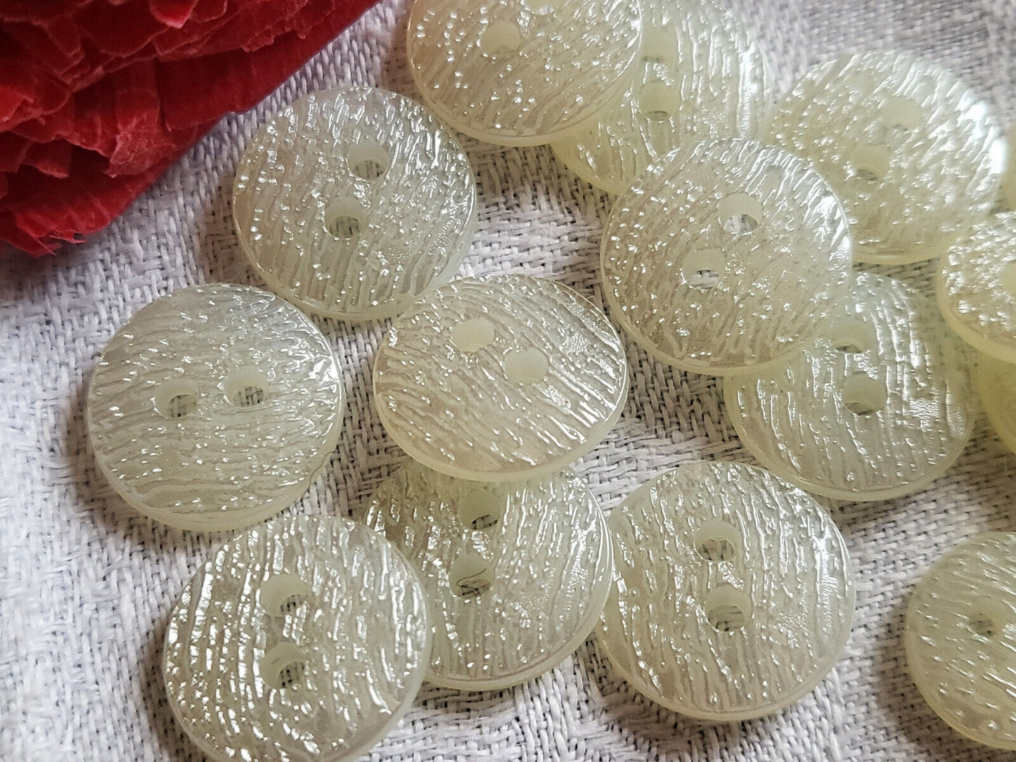 Lot 18 boutons vintage blanc texturé lumineux panaché  1,1 et 1,4 cm ref 922