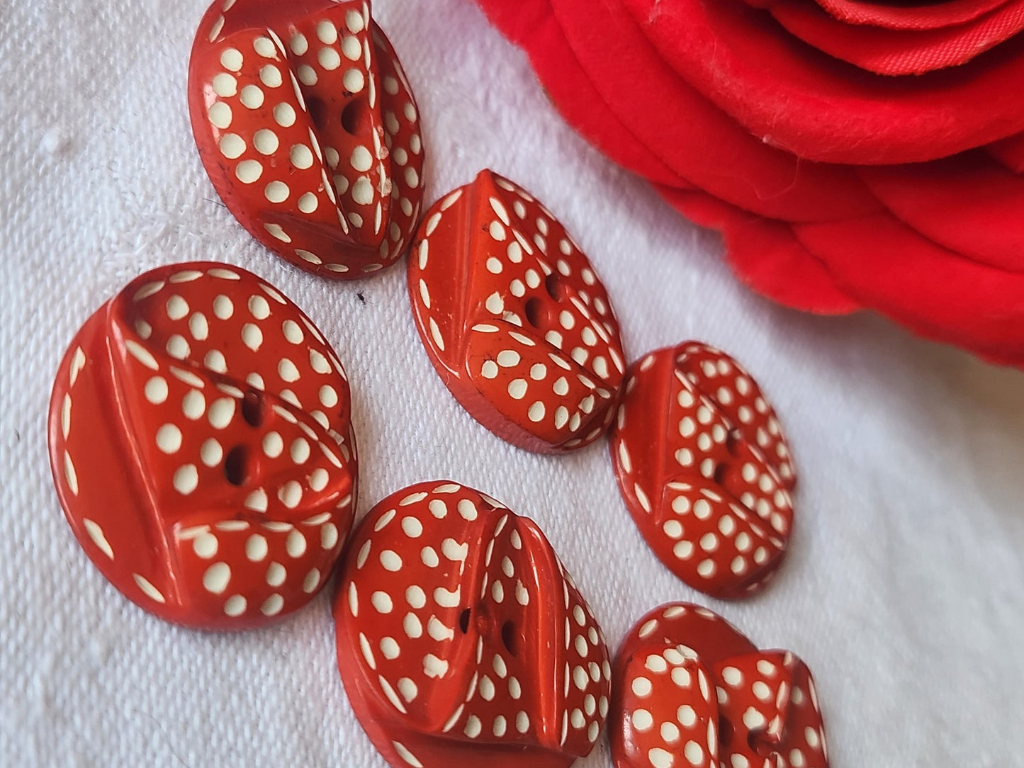 Lot  6 boutons anciens rouge effet plié blanc 2,2 cm ref 1451