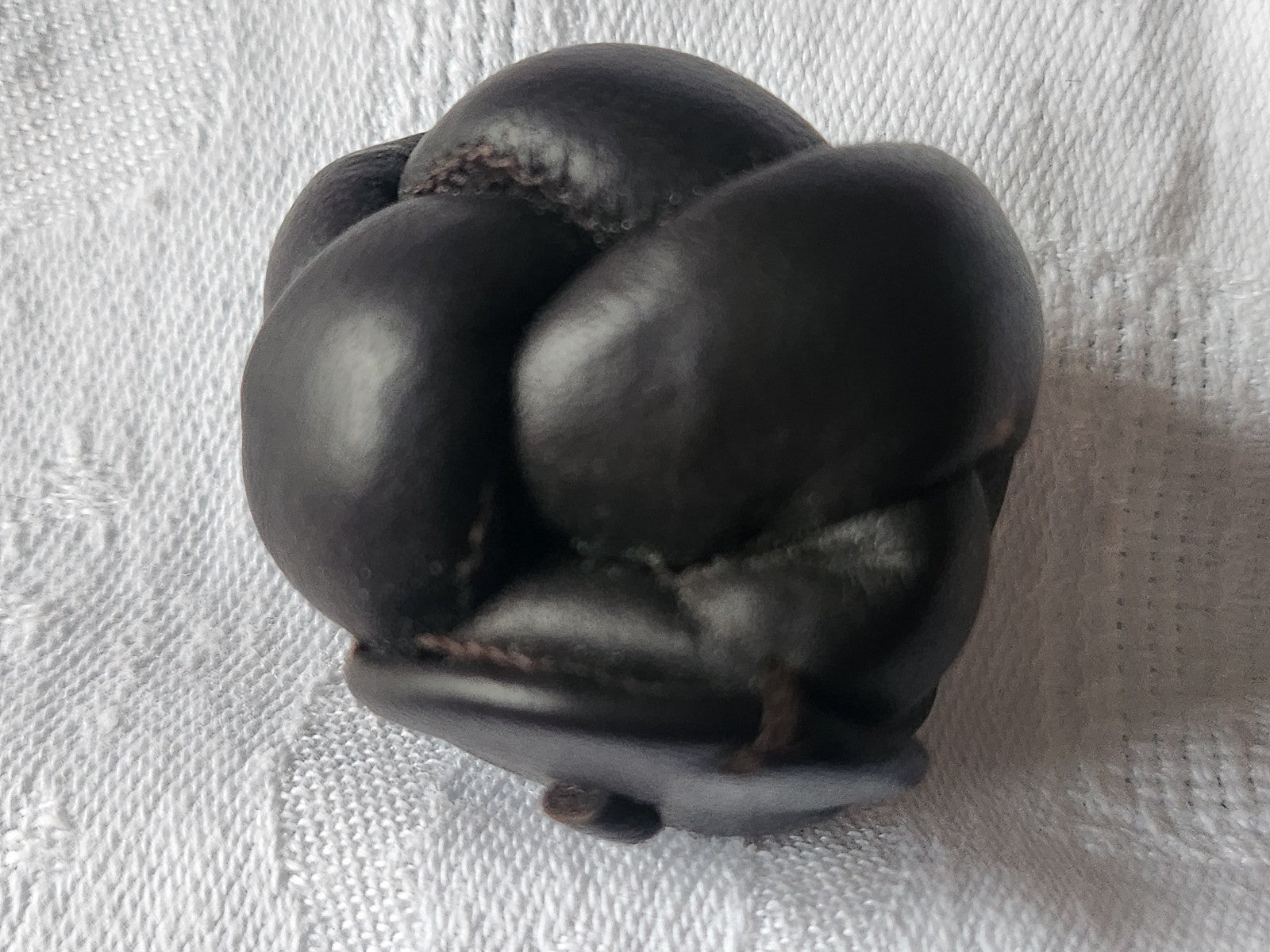 Gros bouton ancien en cuir 3,4 cm marron volume parurier collection ref 339