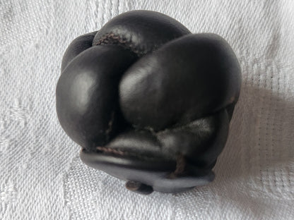 Gros bouton ancien en cuir 3,4 cm marron volume parurier collection ref 339