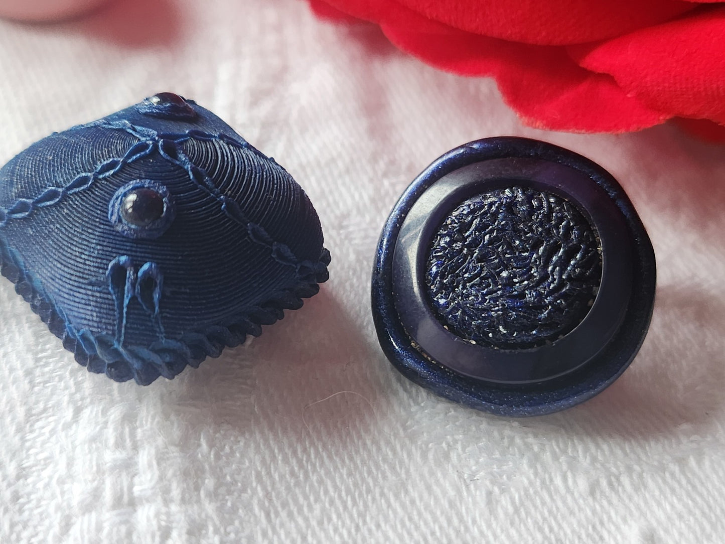 Duo boutons vintage en resine bleu 2,1 cm et 2,1 sur 2,2 cm D18F