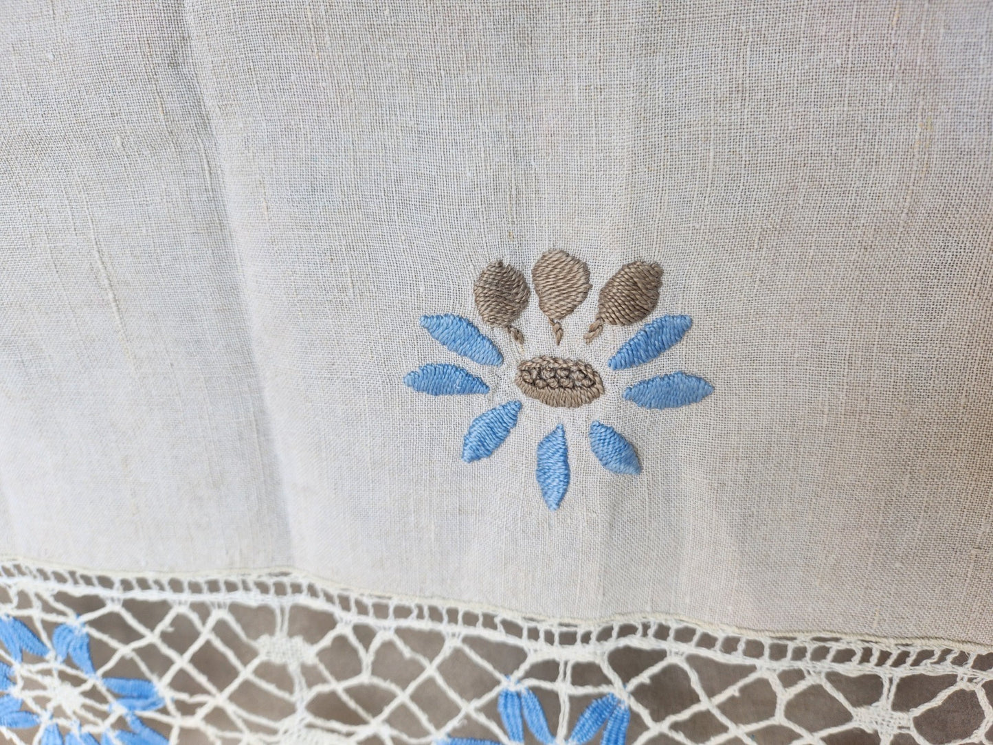 Large bordure ancienne grise lin dentelle bleu broderie à détourner ou recup B3