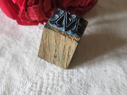 Mini tampon ancien monogramme M  broderie feston collection couture mercerie