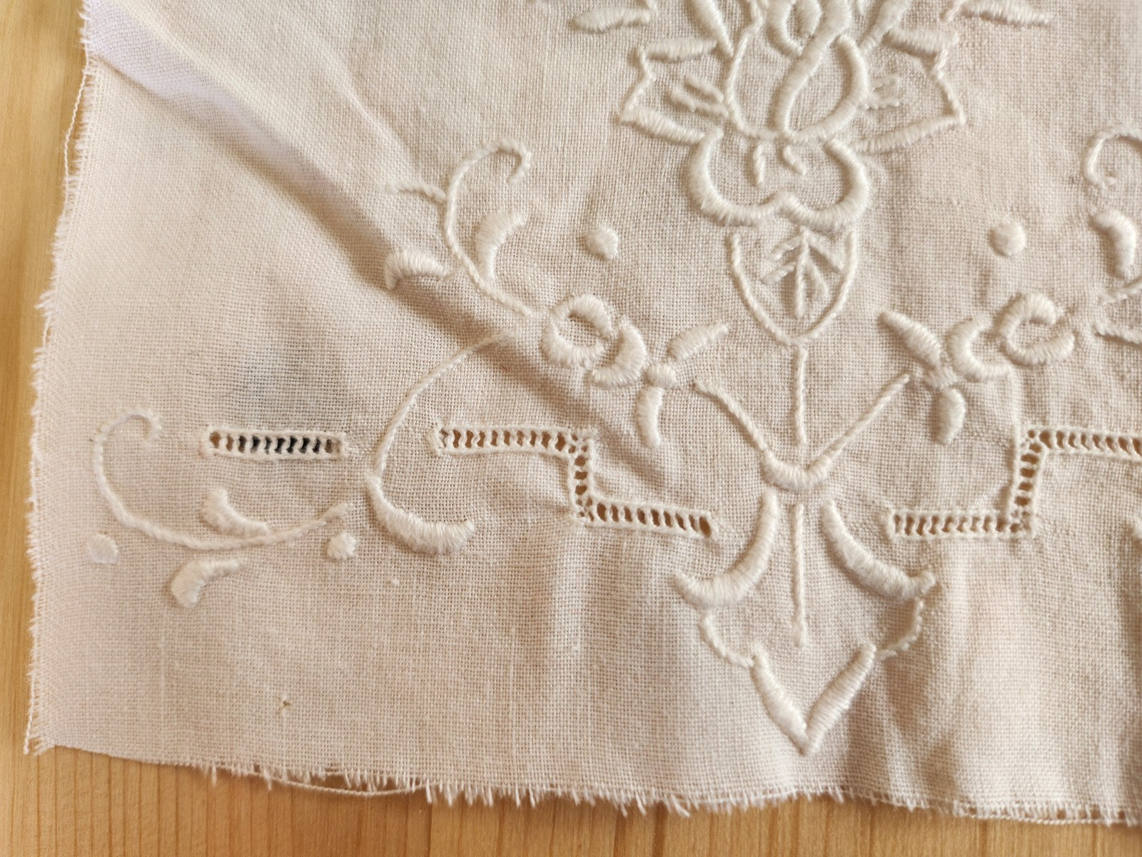 Broderie ancienne blanche pour création decor fleur ajouré T8