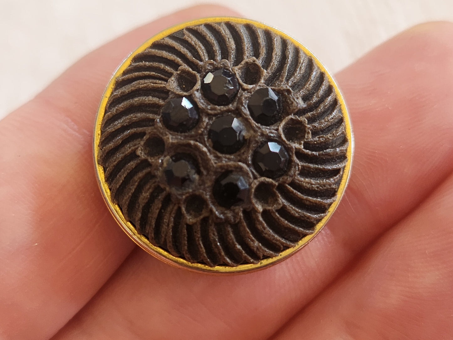 Bouton vintage parurier collection resine strass marron  bijoux  2,4 cm ref 641