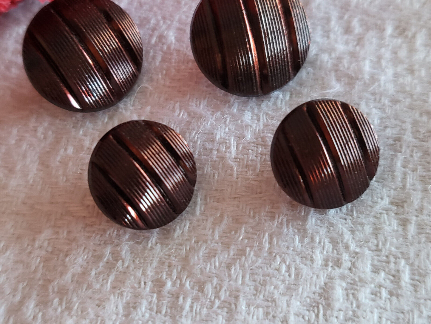 Lot 4 boutons anciens en  verre marron pied  1,1 et 1, 3 cm G10D