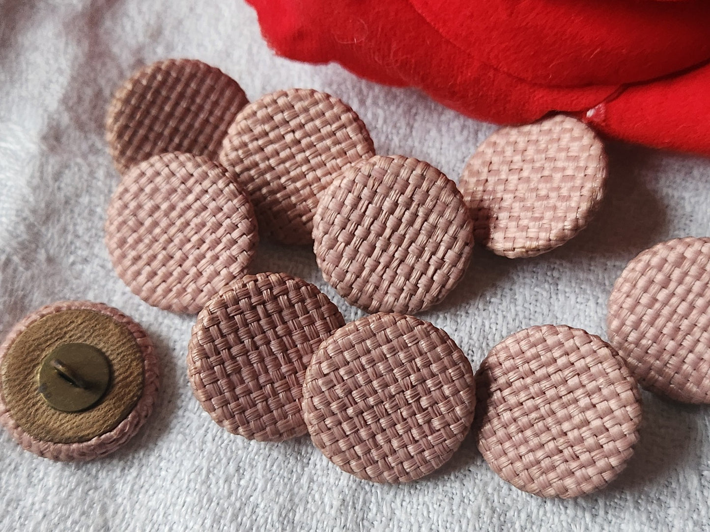 Lot 10 boutons anciens en rafia rose  passementerie pied 1,6 cm ref 5742