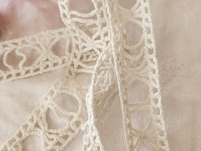 Dentelle ancienne entre deux aérée 3 mètres sur 2,1 cm T2-13