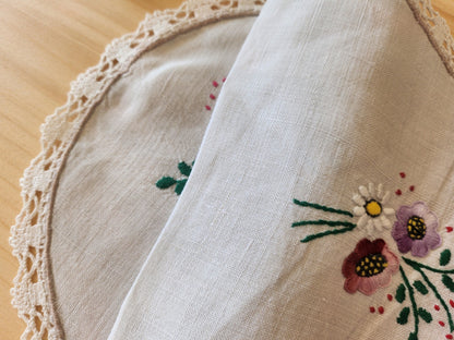 Napperon ancien lin légèrement gris  broderie fleur  23 Sur 33 cm B7