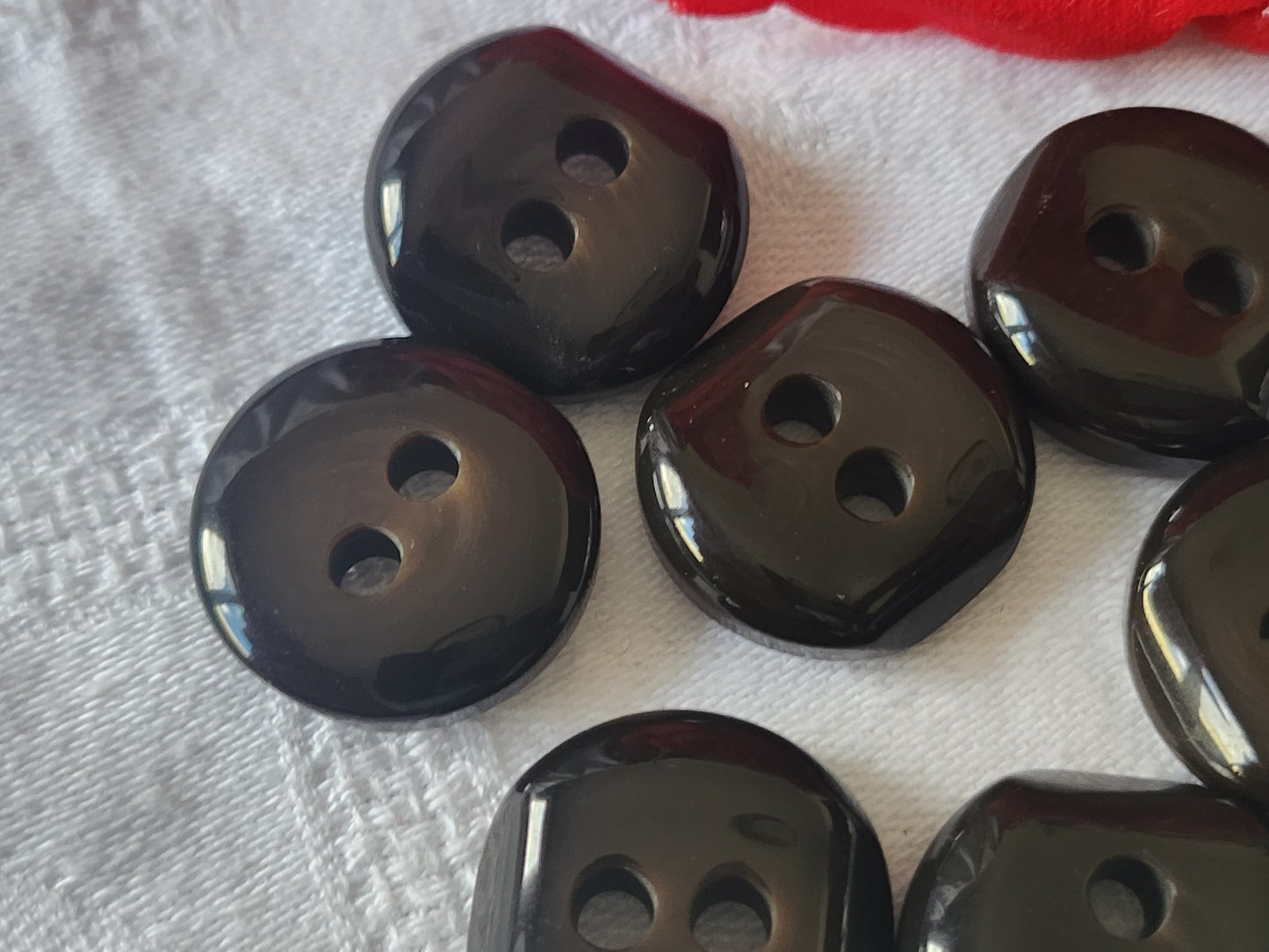 Lot 7 jolis boutons vintage marron incurvé trous 2,1 cm ref 4890