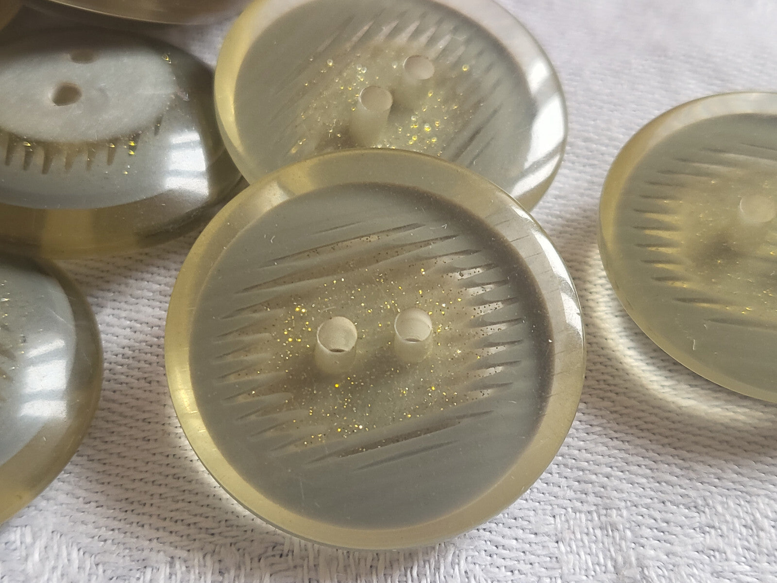 Lot 6 gros boutons vintage épais inclusion gris argenté à trous  2,8 cm ref 4698