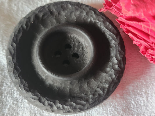 Gros bouton vintage marron mat travaillé  4,3 cm ref 4928