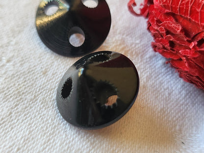 Duo boutons anciens un noir un bleu foncé  ajouré pied laiton dome 1,8 cm G15T