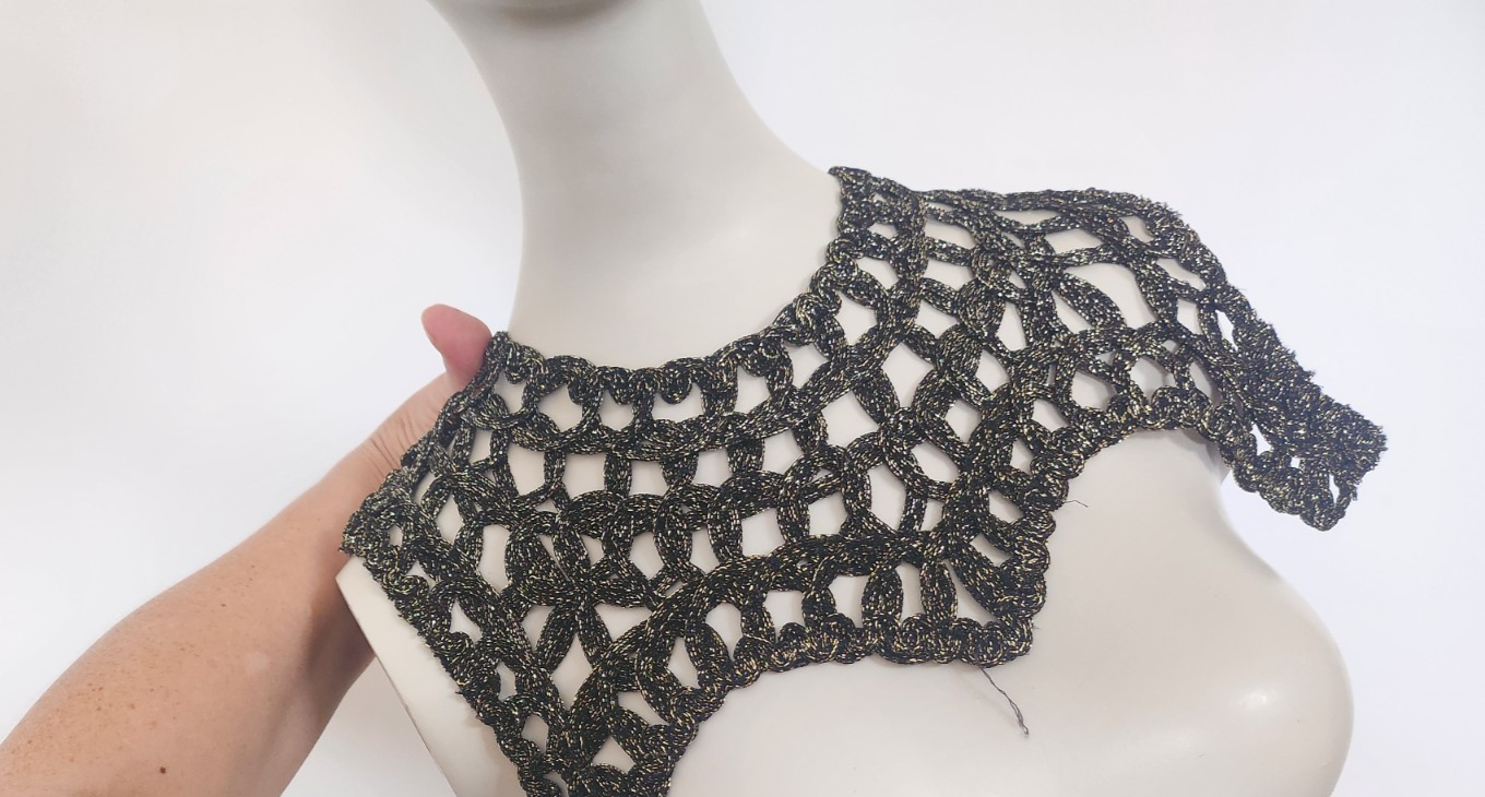 Grande encolure  vintage dentelle noir dore récup main robe soiréeevoir photo B8