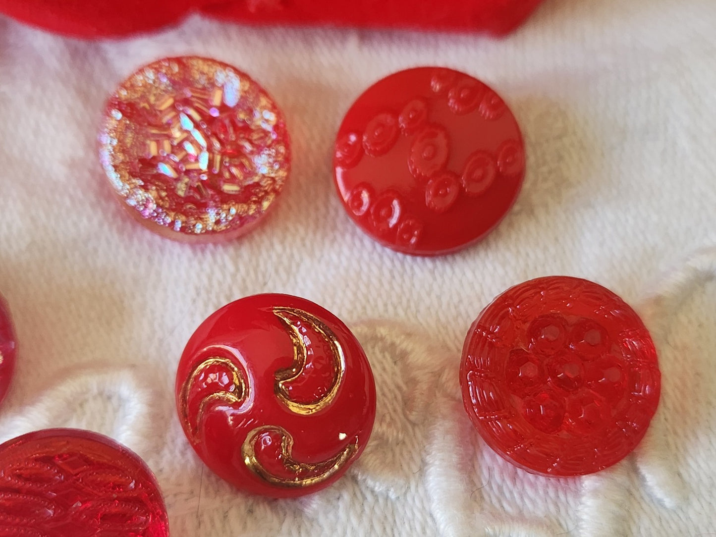Lot 6 petits boutons vintage en verre rouge ancien 1,2/ 1,3 cm ref 4825