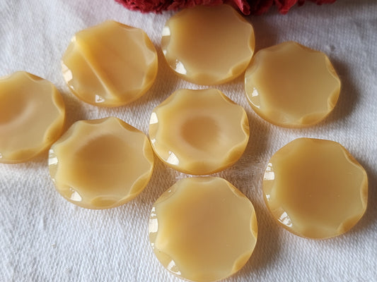 Lot 8 boutons vintage beige bord travaillé 2,2 cm laiteux ref 6033