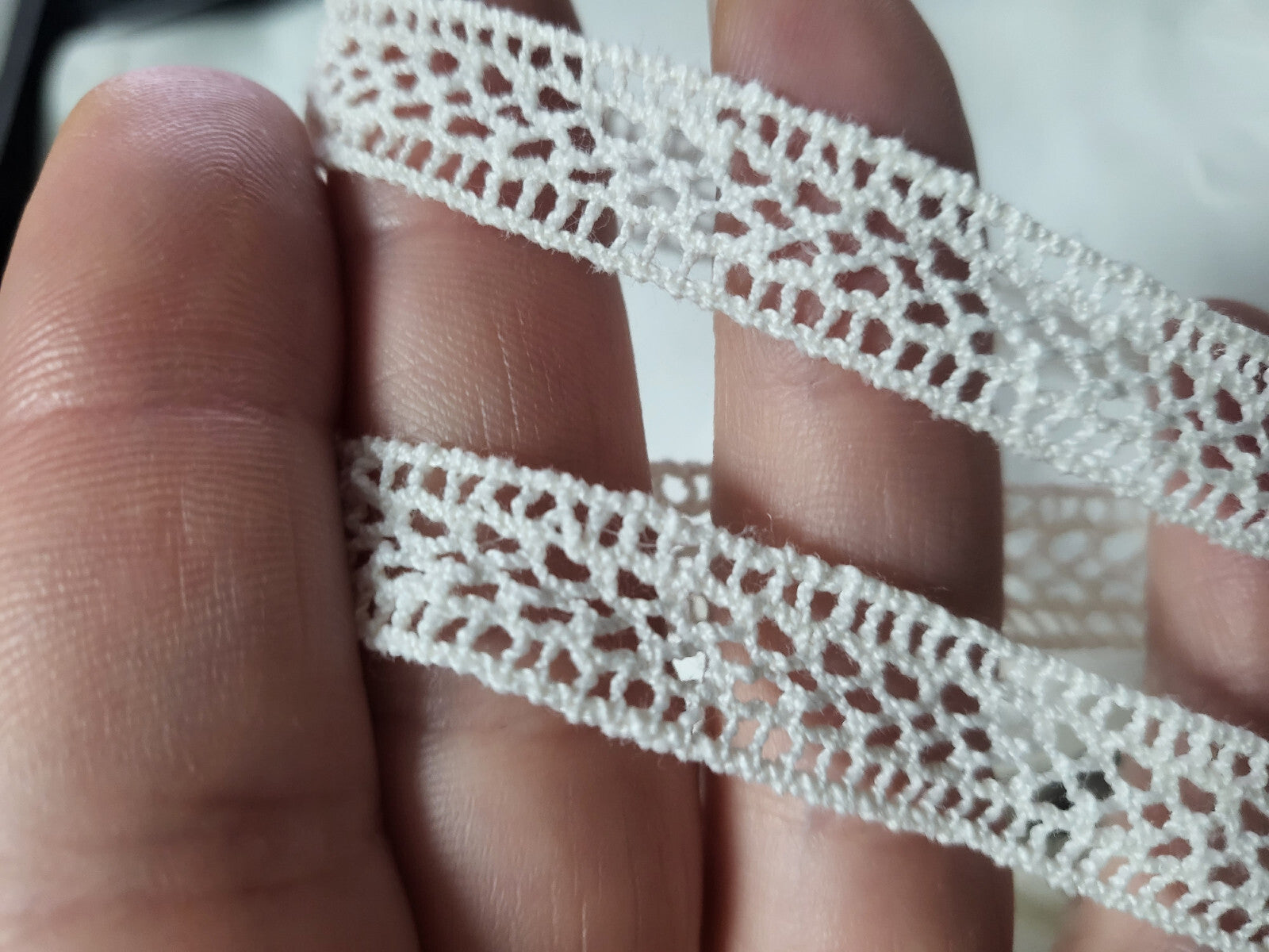 Dentelle ancienne main entres deux 5 mètres 70 sur 1,2 cm T14