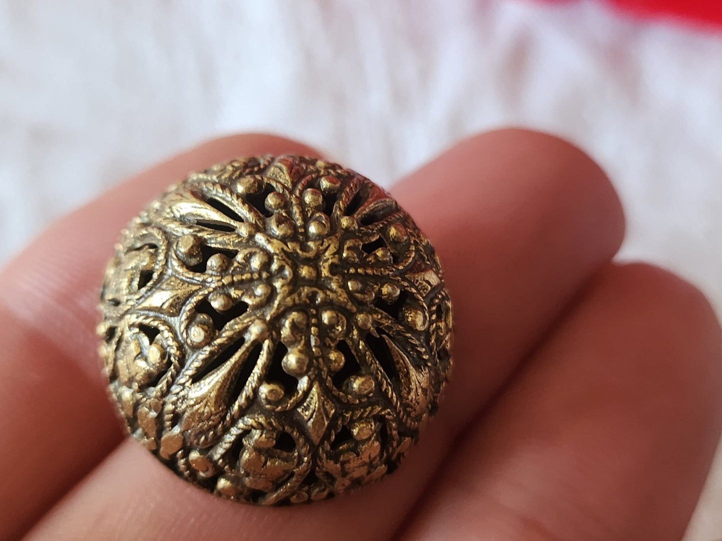 Gros bouton ancien en métal ajouré 2,3 cm dentelle doré vintage G4C