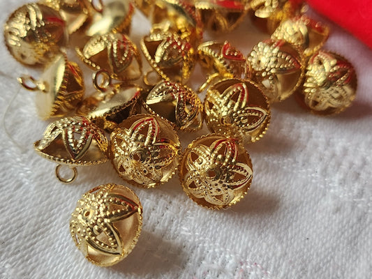 Lot 12 boutons vintage en metal dentelle hyper leger grelot 1,1 cm ref 2421