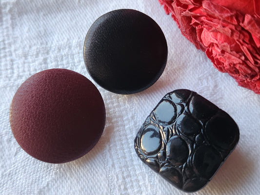 Trio boutons anciens vintage en simili cuir 2,2 à 2,4 cm ref 5373