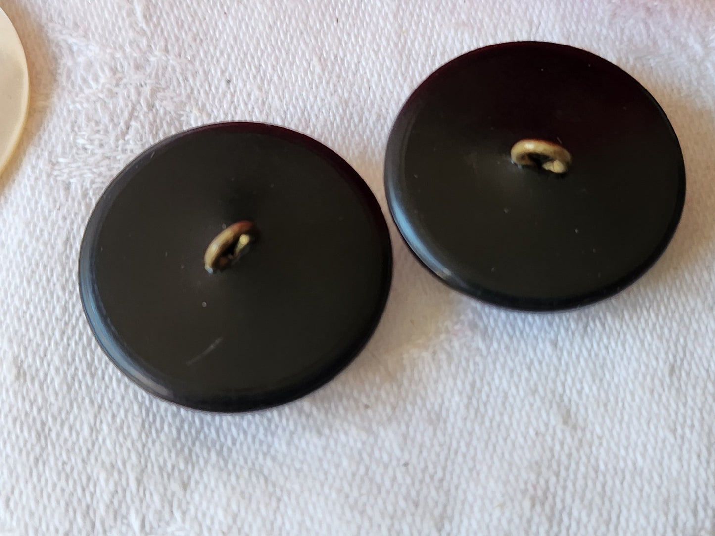 Duo gros boutons anciens marron veiné 2,6 cm pied D8O