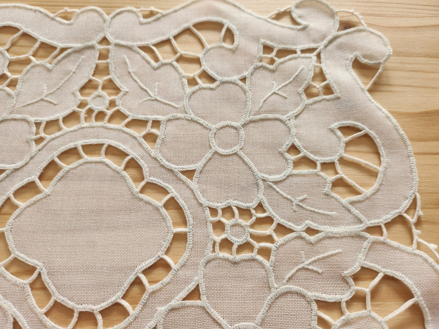Ancien napperon fait main neuf brides fleur 27 cm sur 30 cm B8