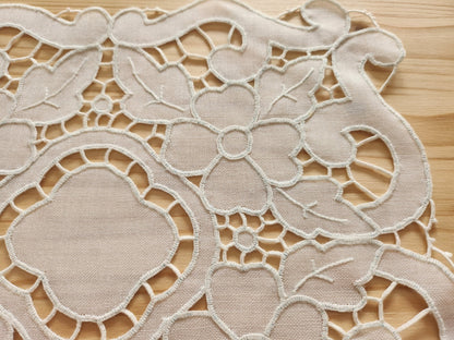 Ancien napperon fait main neuf brides fleur 27 cm sur 30 cm B8