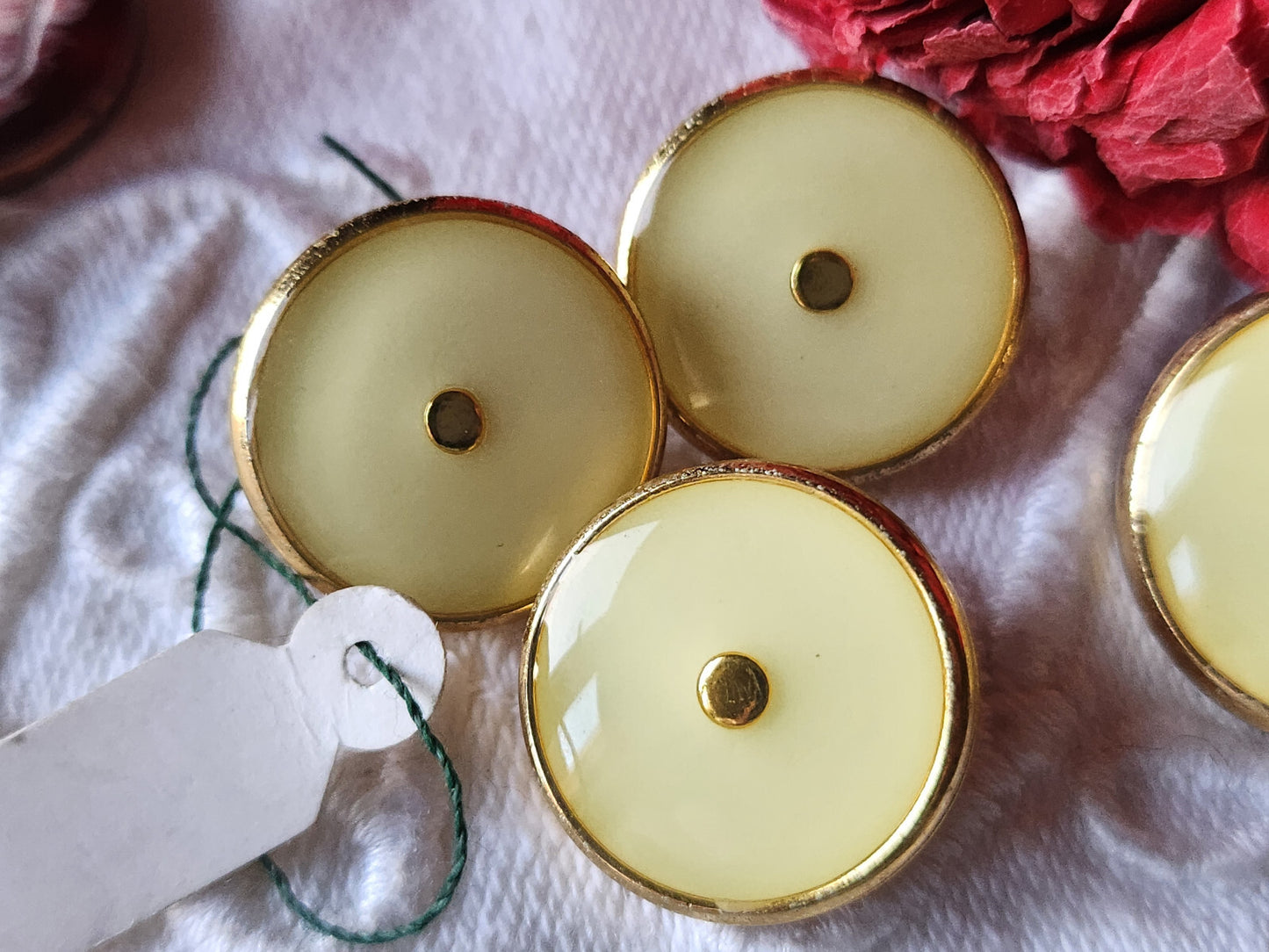 Lot 4 boutons vintage en métal doré creme 1,7 et 2 cm pied ref 6004