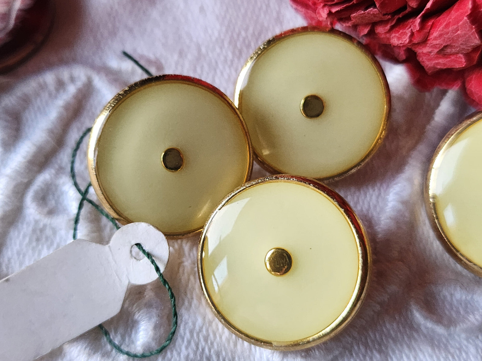 Lot 4 boutons vintage en métal doré creme 1,7 et 2 cm pied ref 6004