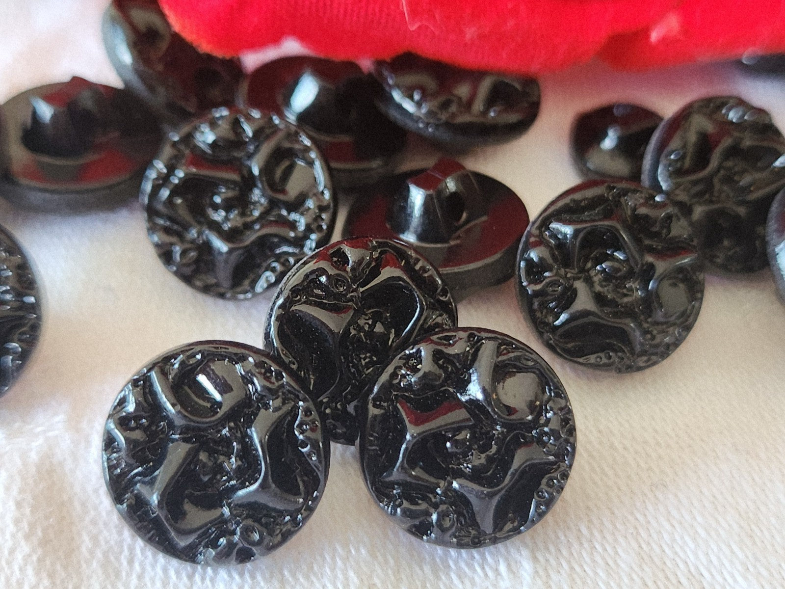 Lot 6 boutons anciens en verre noir travaillé vintage pied 1,3 cm ref 3852