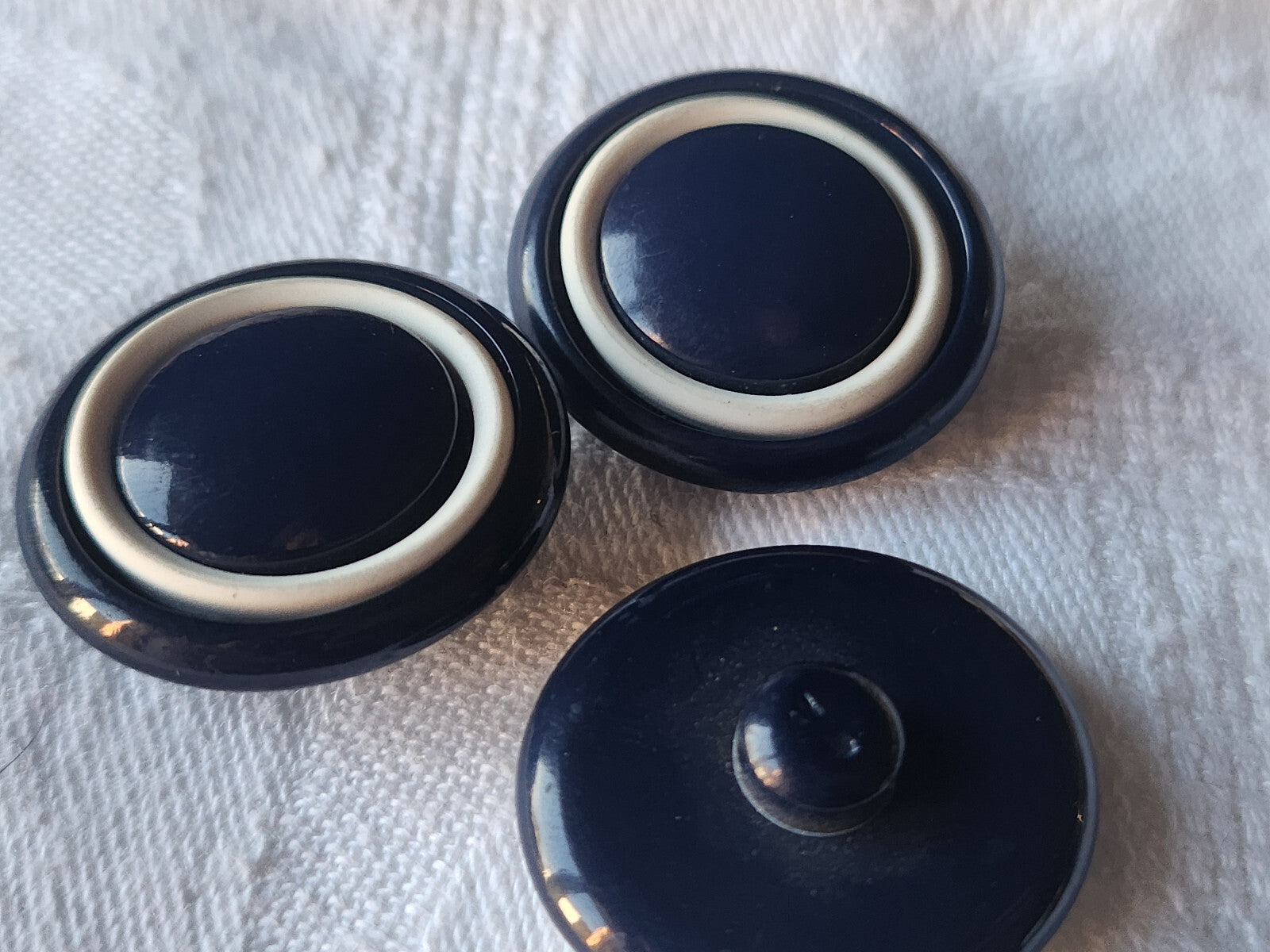 Trio boutons vintage à pied bleu foncé blanc pied  2,4 sur 2,6  cm ref 0027