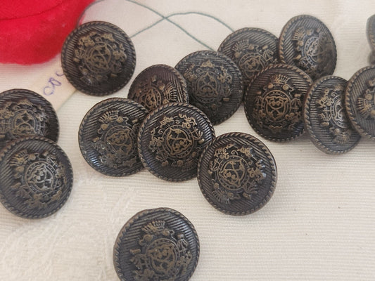 Lot 14 boutons vintage en métal blason à pied  16 mm ou 1,6 cm ref 6272