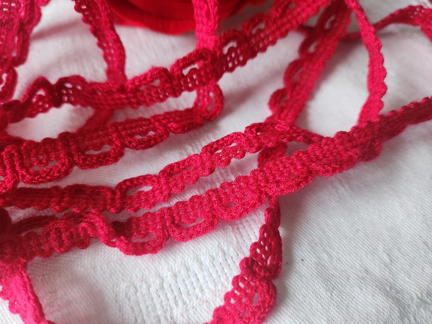 Galon vintage dentemme rouge  5 mètres sur 1 cm  A2